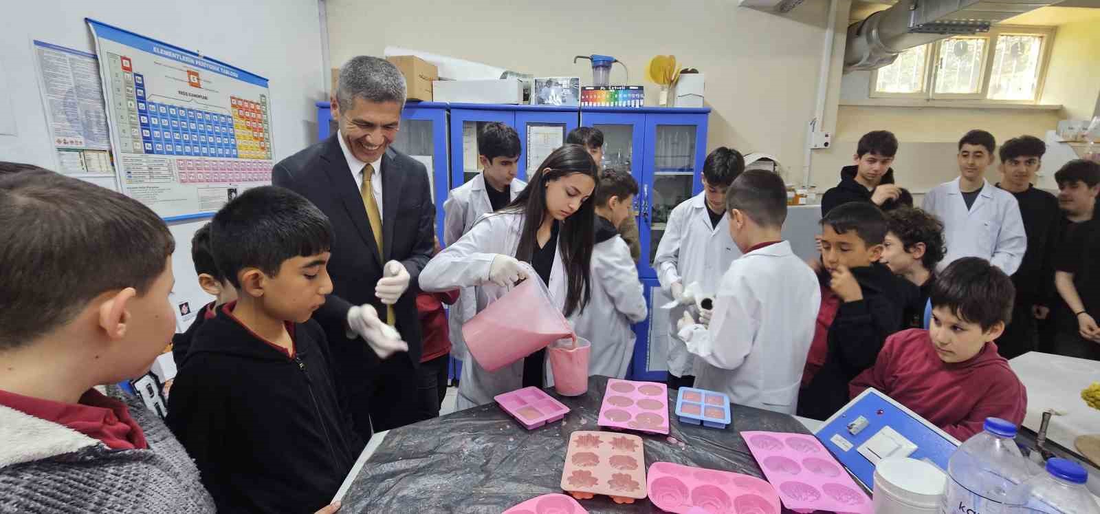 Bolu’da ilkokul öğrencileri atık yağları sabuna dönüştürdü
