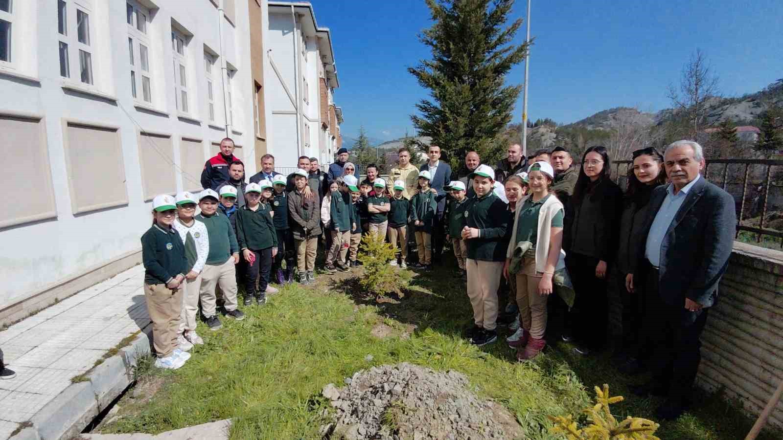 Bolu’da ilkokul öğrencileri fidan dikti
