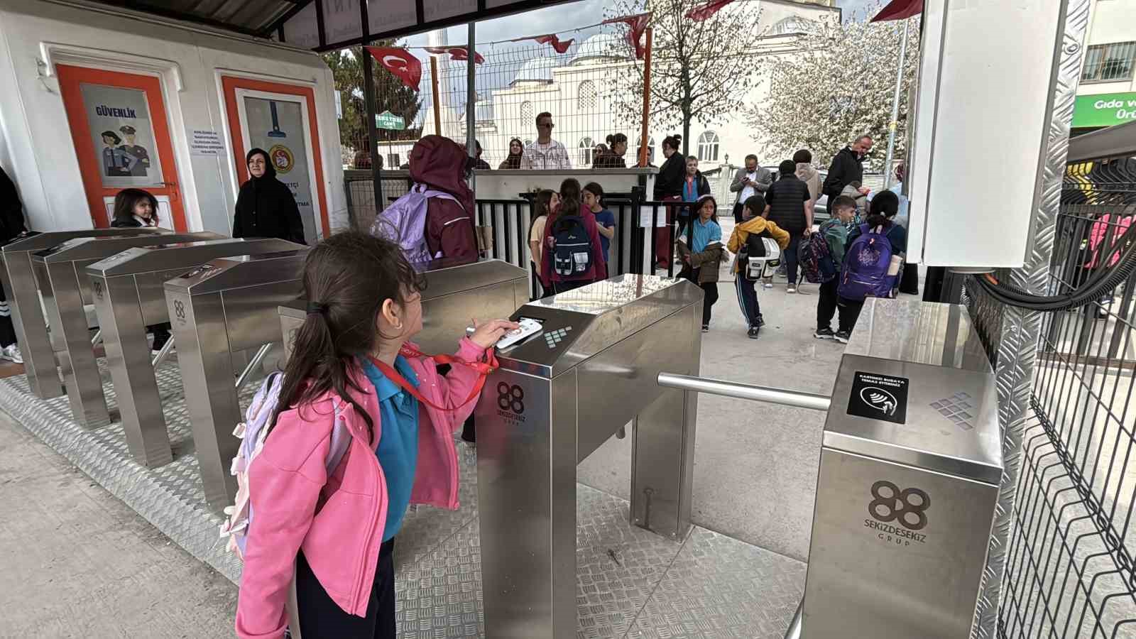 Bolu’da ilkokulda "kartlı turnike" sistemi beğeni topluyor
