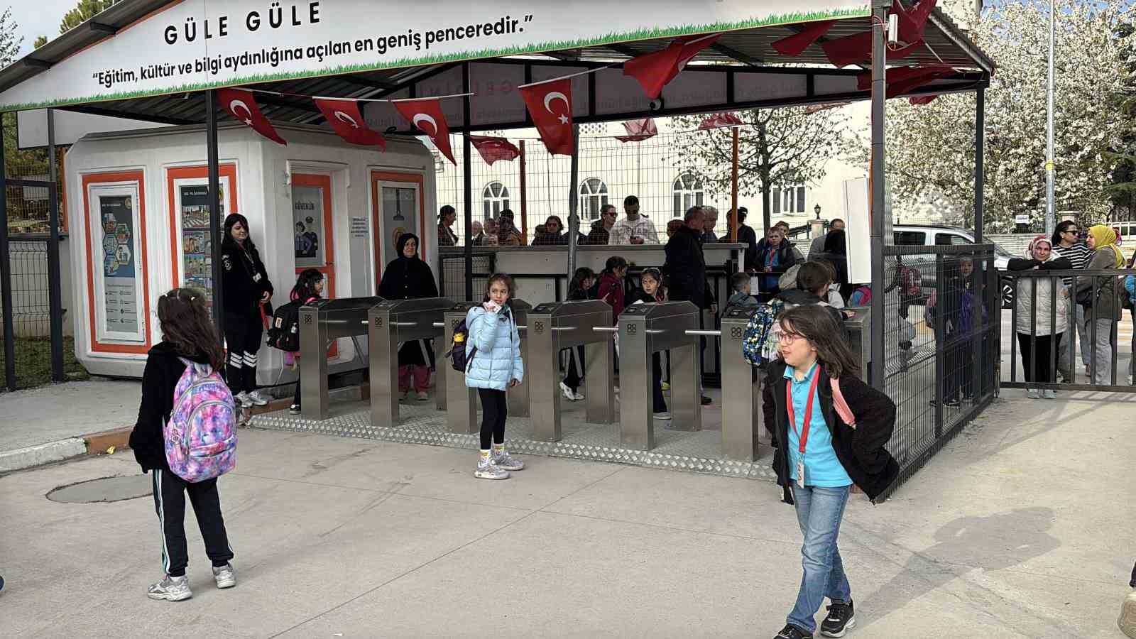 Bolu’da ilkokulda "kartlı turnike" sistemi beğeni topluyor
