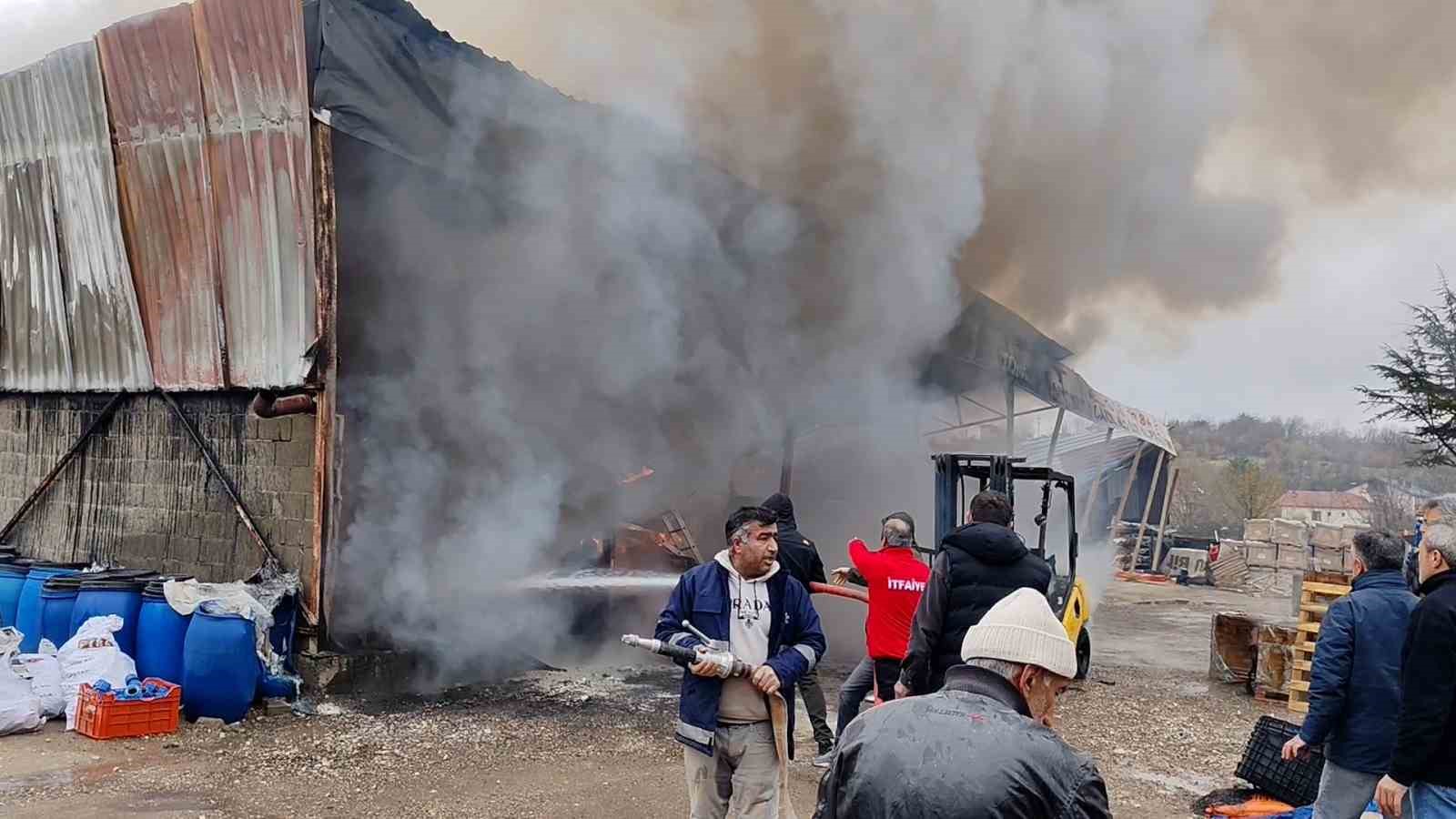 Bolu’da inşaat deposunda yangın
