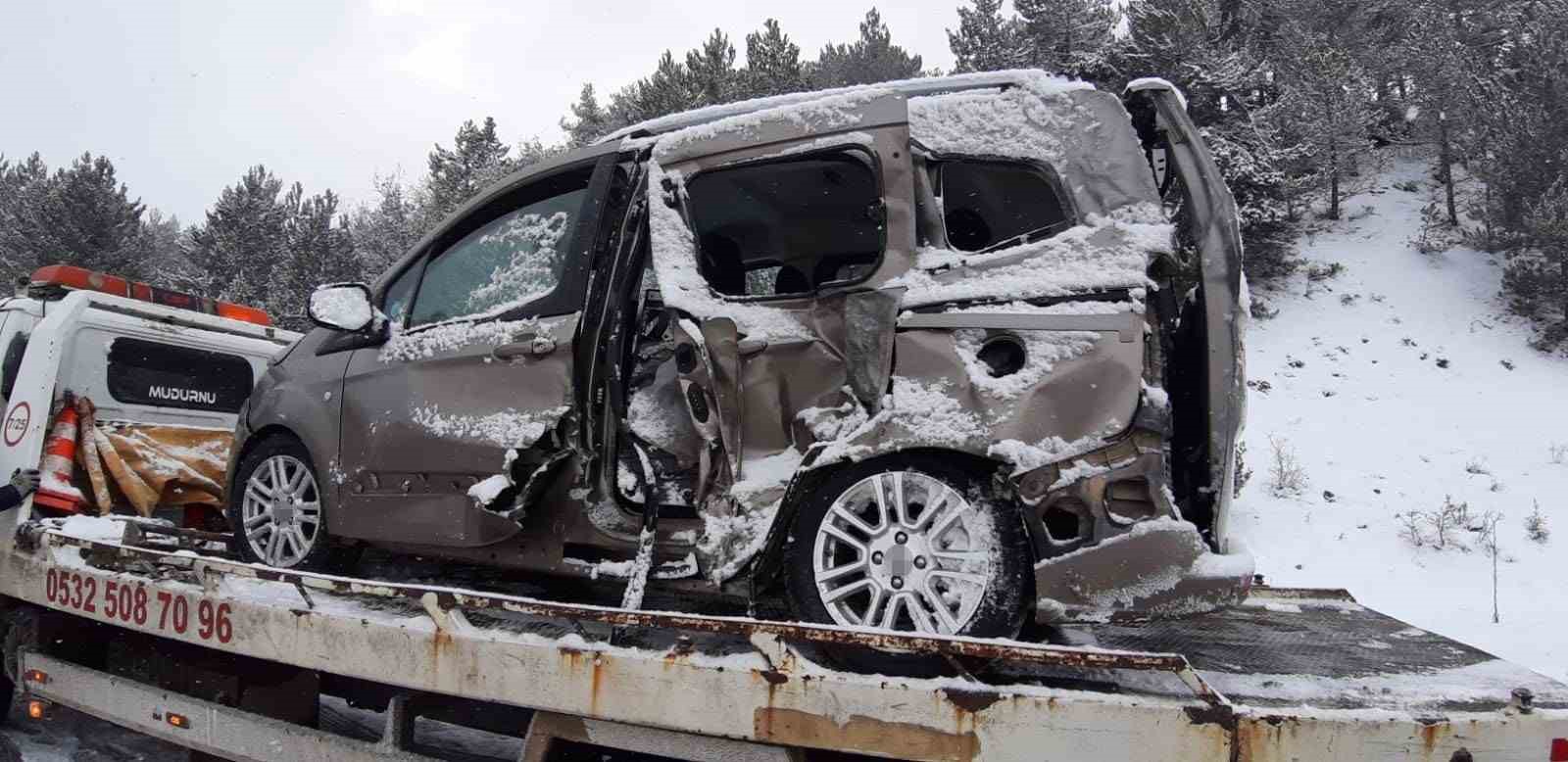 Bolu’da kamyon ile hafif ticari araç çarpıştı: 2 yaralı
