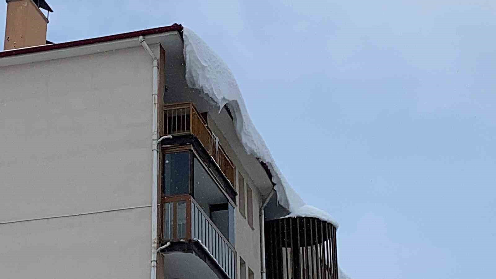 Bolu’da kar ve buz kütleleri tehlike saçıyor
