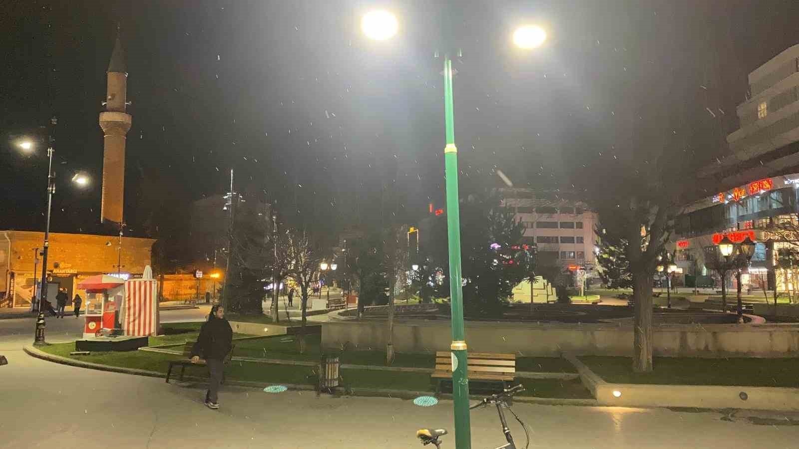 Bolu’da kar yağışı etkili oluyor
