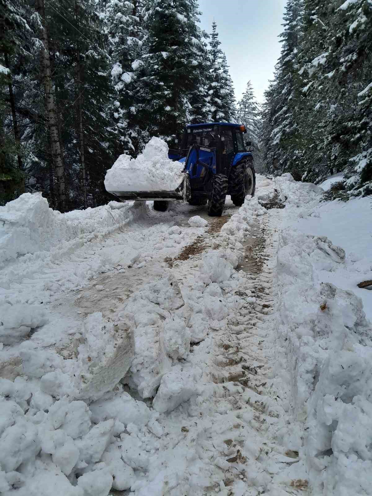 Bolu’da karla kaplanan yayla yollarını köylüler açtı
