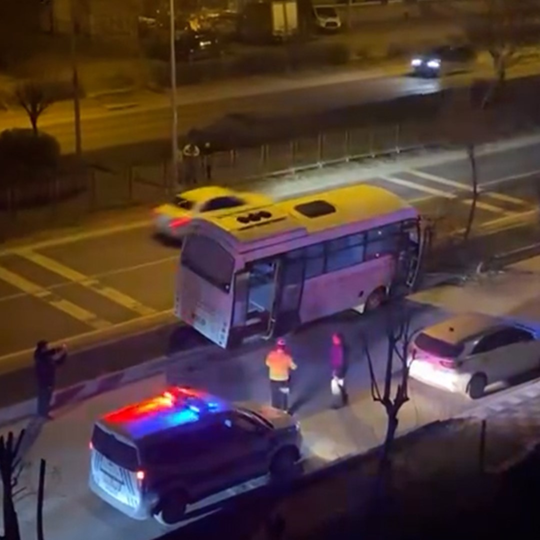 Bolu’da kontrolden çıkan halk otobüsü refüje çıktı, ağaca çarparak durabildi
