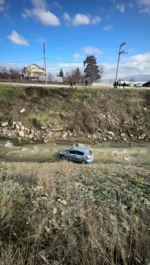 Bolu’da kontrolden çıkan otomobil, dereye uçtu: 3 yaralı
