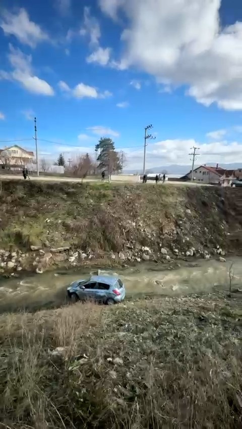 Bolu’da kontrolden çıkan otomobil, dereye uçtu: 3 yaralı
