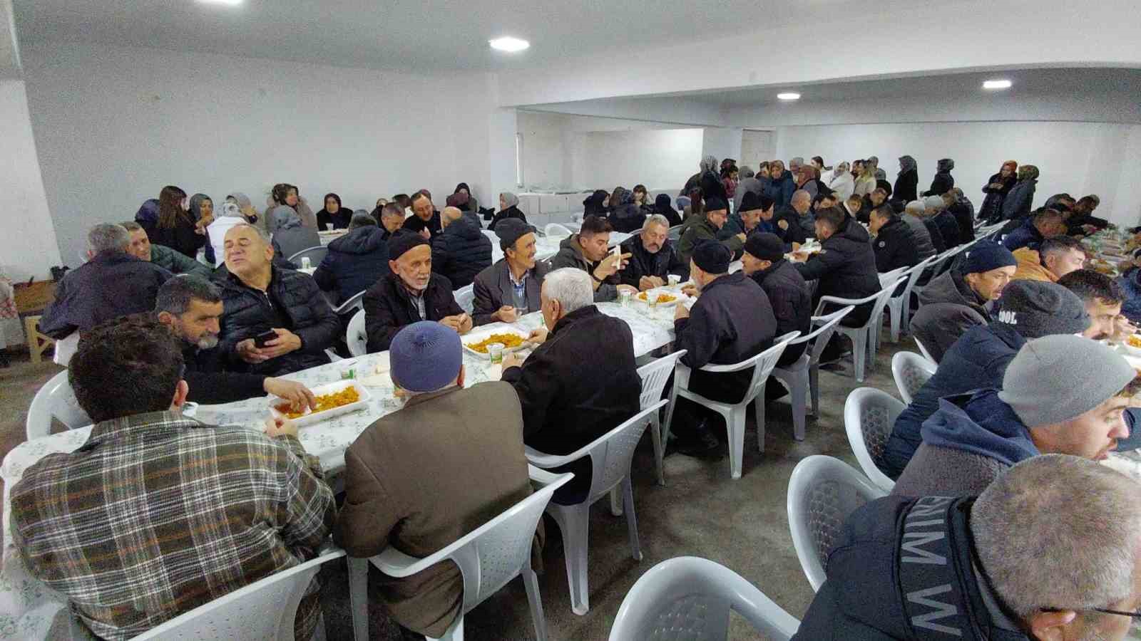 Bolu’da köy halkı geleneksel bayram yemeğinde buluştu
