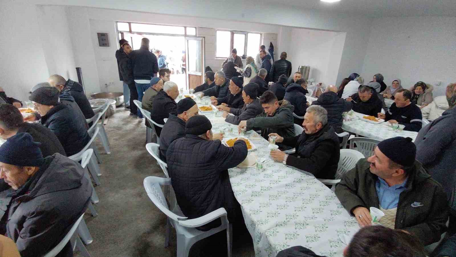 Bolu’da köy halkı geleneksel bayram yemeğinde buluştu
