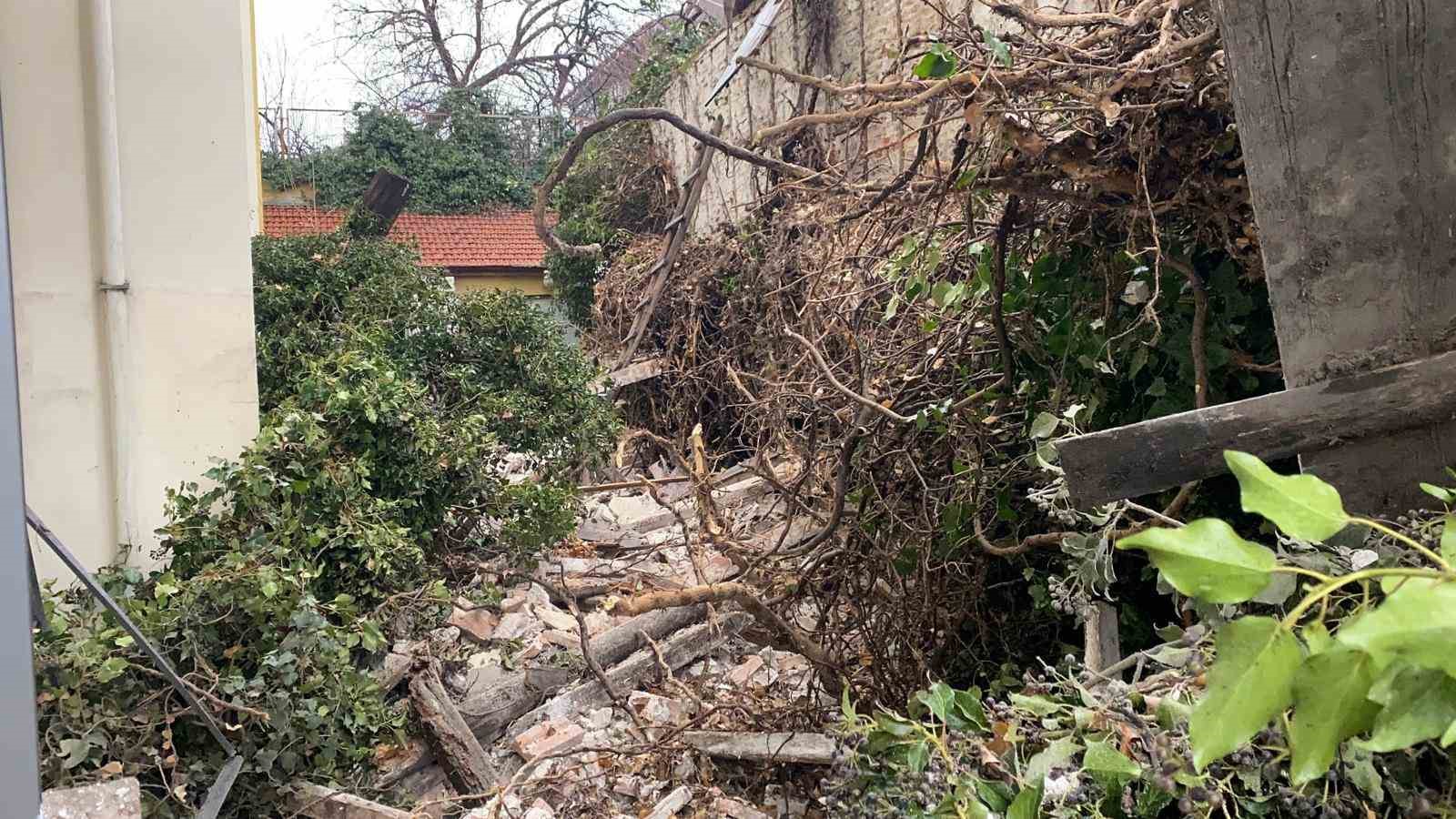Bolu’da metruk bina çöktü: Bir otomobil hasar aldı
