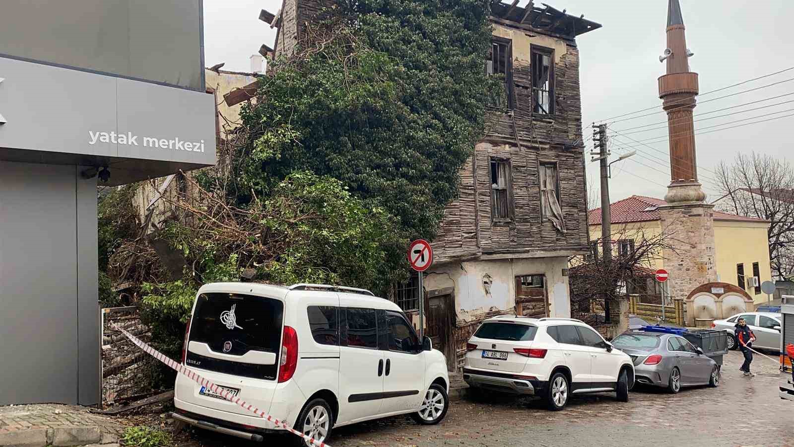 Bolu’da metruk bina çöktü: Bir otomobil hasar aldı
