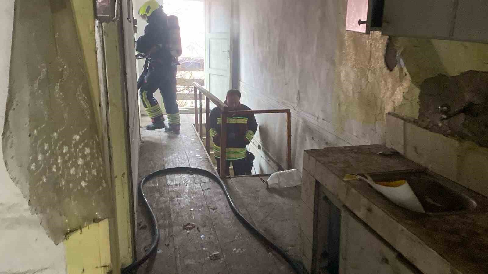 Bolu’da metruk evde yangın paniği
