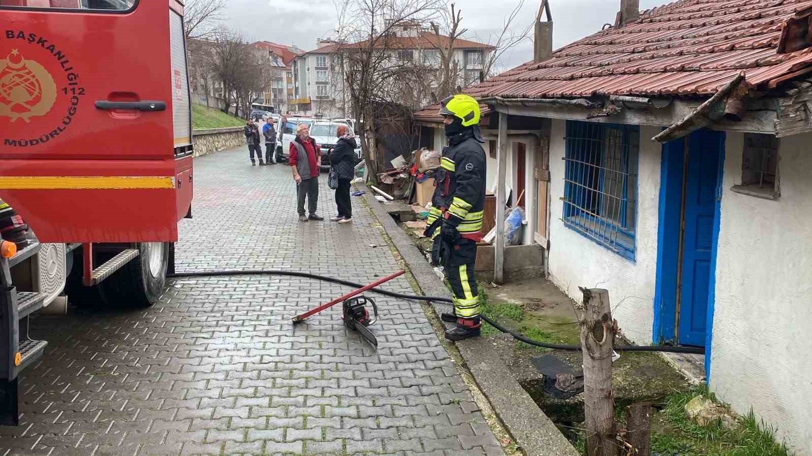 Bolu’da metruk evde yangın paniği
