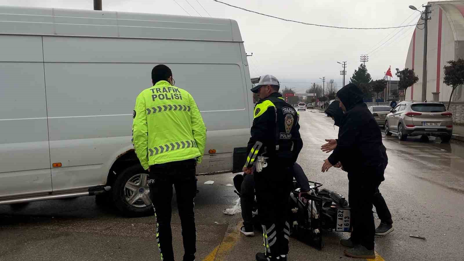 Bolu’da minibüs ile motosiklet çarpıştı: 1 yaralı
