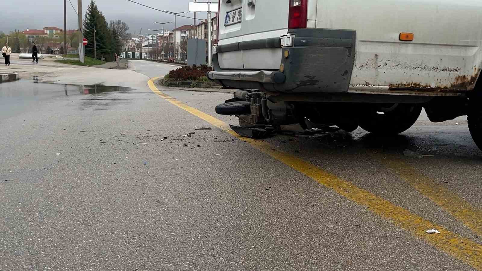 Bolu’da minibüs ile motosiklet çarpıştı: 1 yaralı
