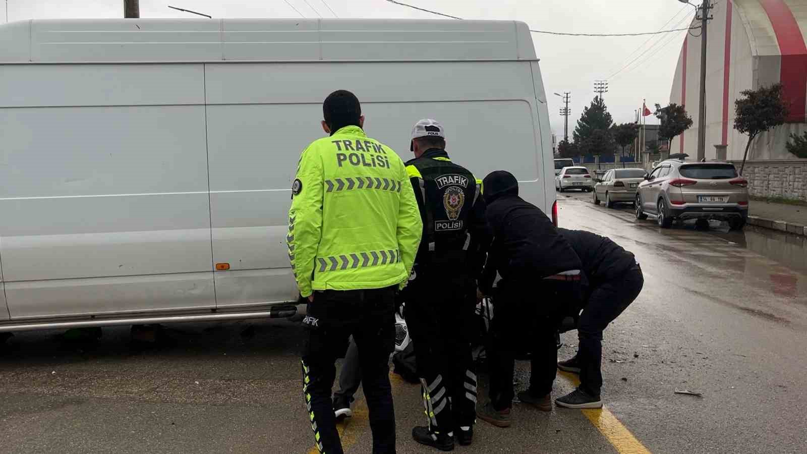 Bolu’da minibüs ile motosiklet çarpıştı: 1 yaralı
