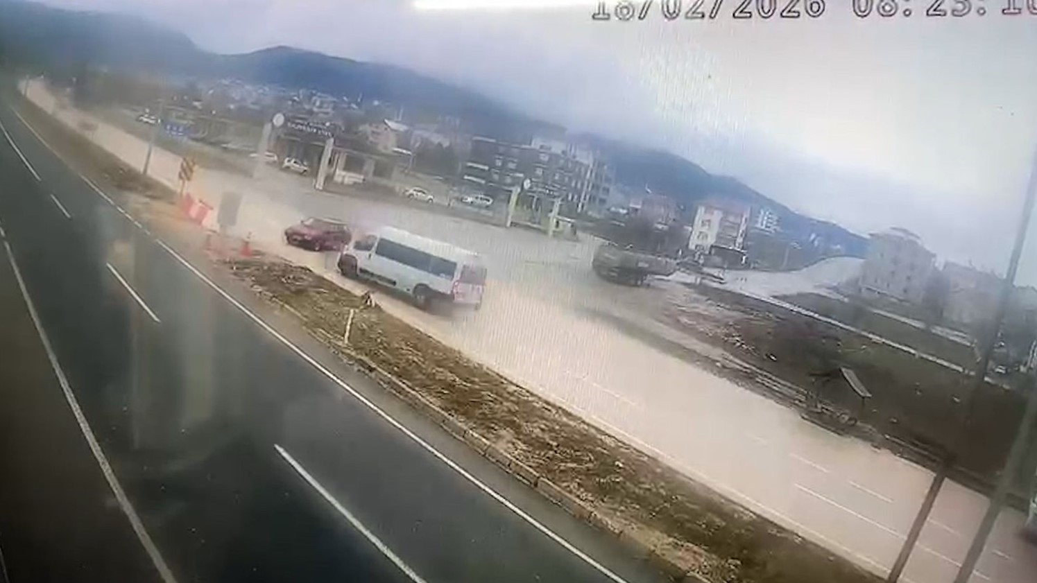 Bolu’da minibüsle çarpışan otomobilin sürücüsü yaralandı: Kaza anı kamerada
