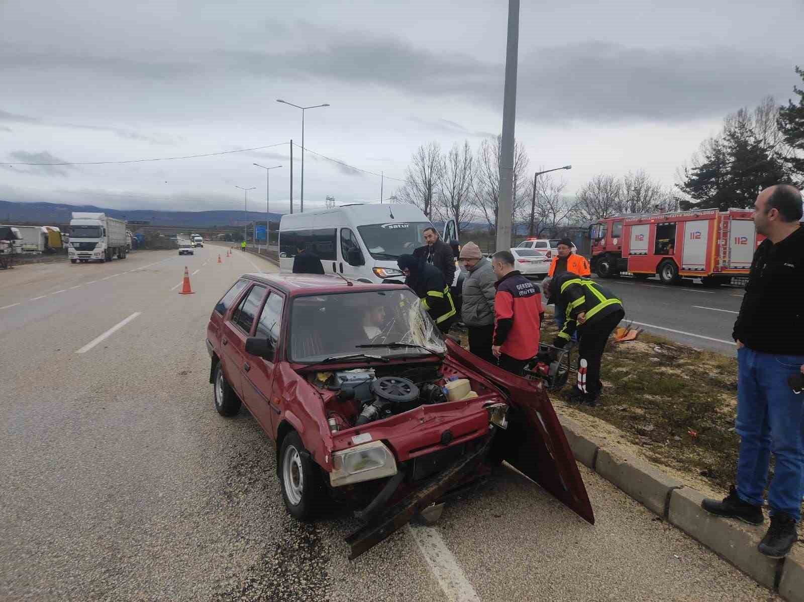 Bolu’da minibüsle çarpışan otomobilin sürücüsü yaralandı: Kaza anı kamerada
