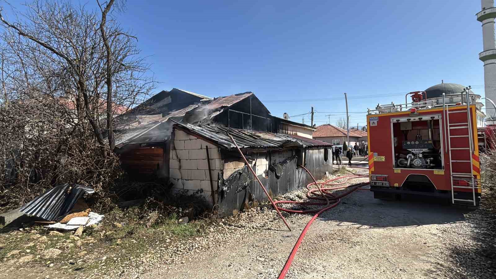 Bolu’da mobilya atölyesiyle bitişikteki ev alevlere teslim oldu
