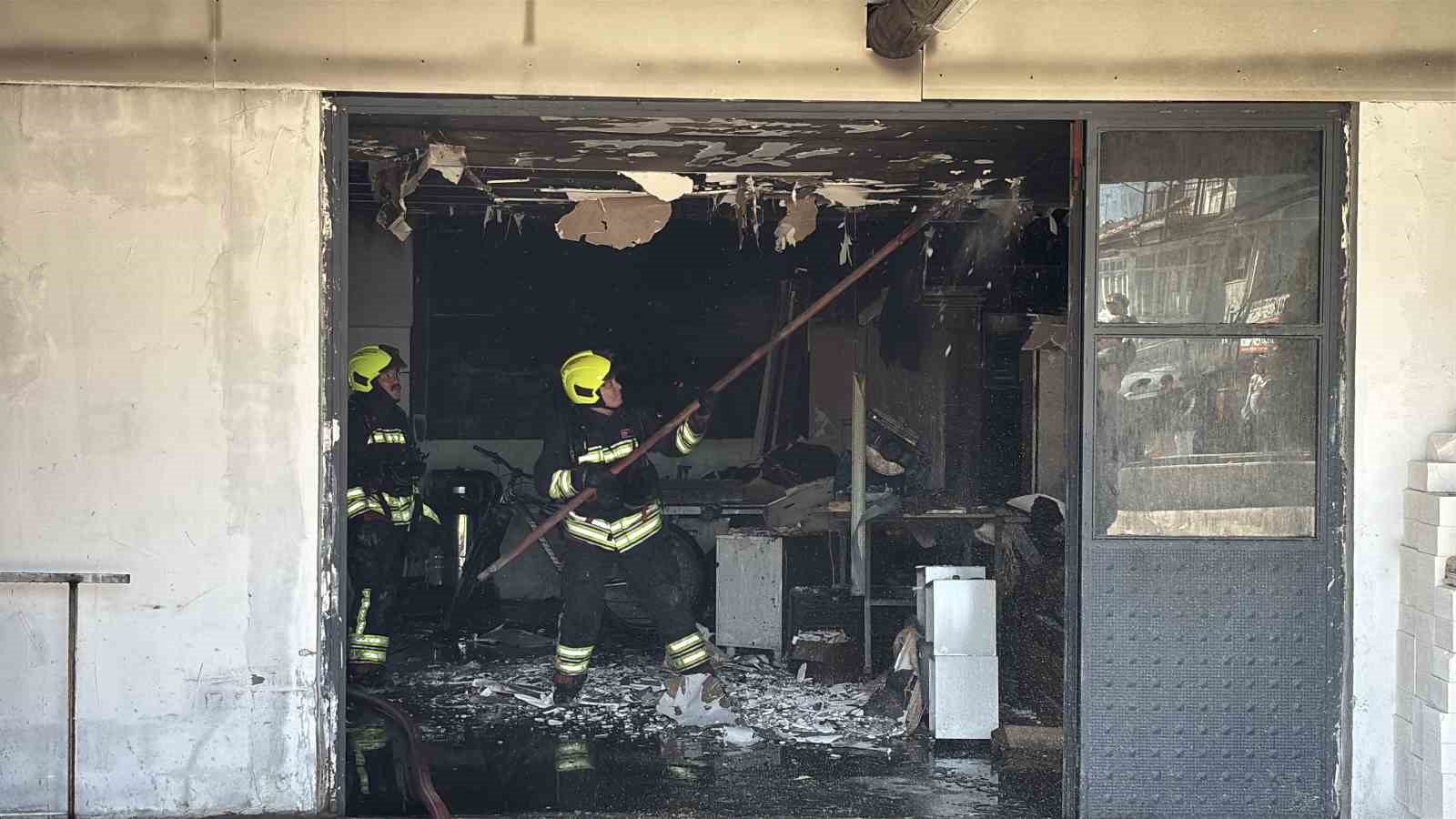 Bolu’da mobilya atölyesiyle bitişikteki ev alevlere teslim oldu
