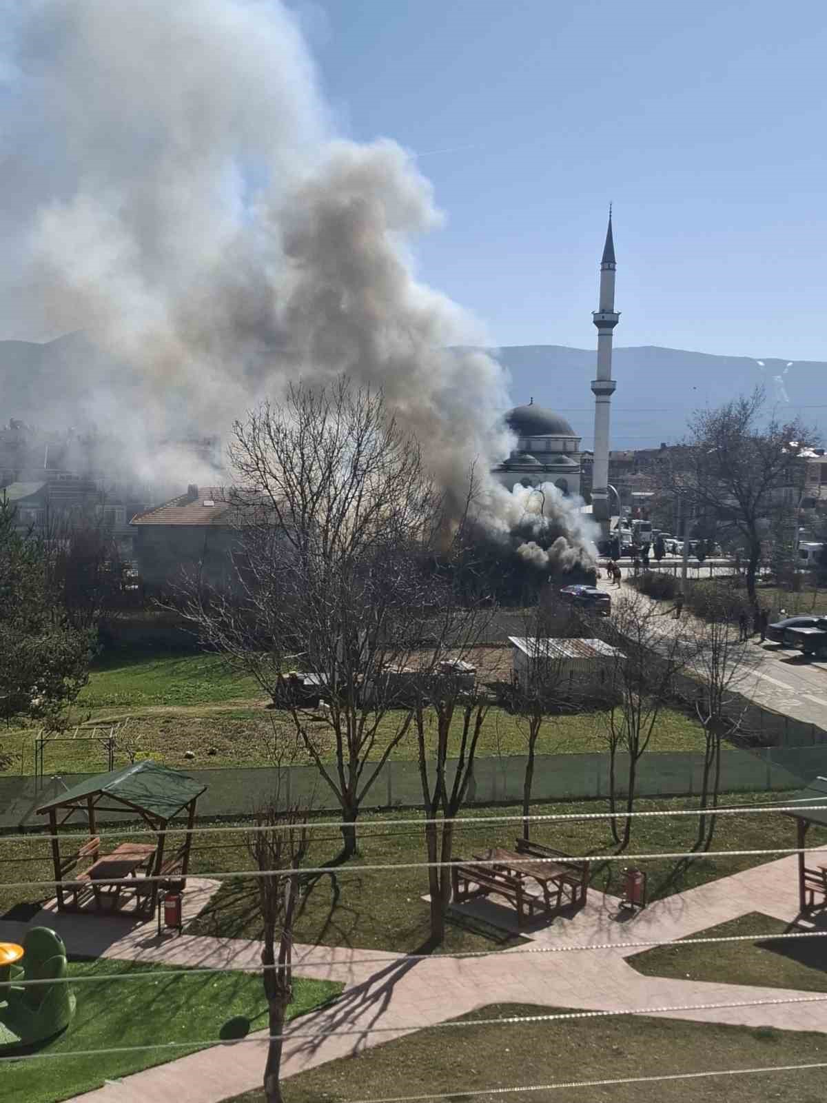 Bolu’da mobilya atölyesiyle bitişikteki ev alevlere teslim oldu
