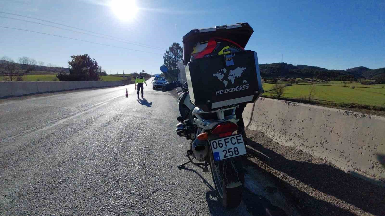 Bolu’da motosikletler peş peşe kaza yaptı: 2 yaralı
