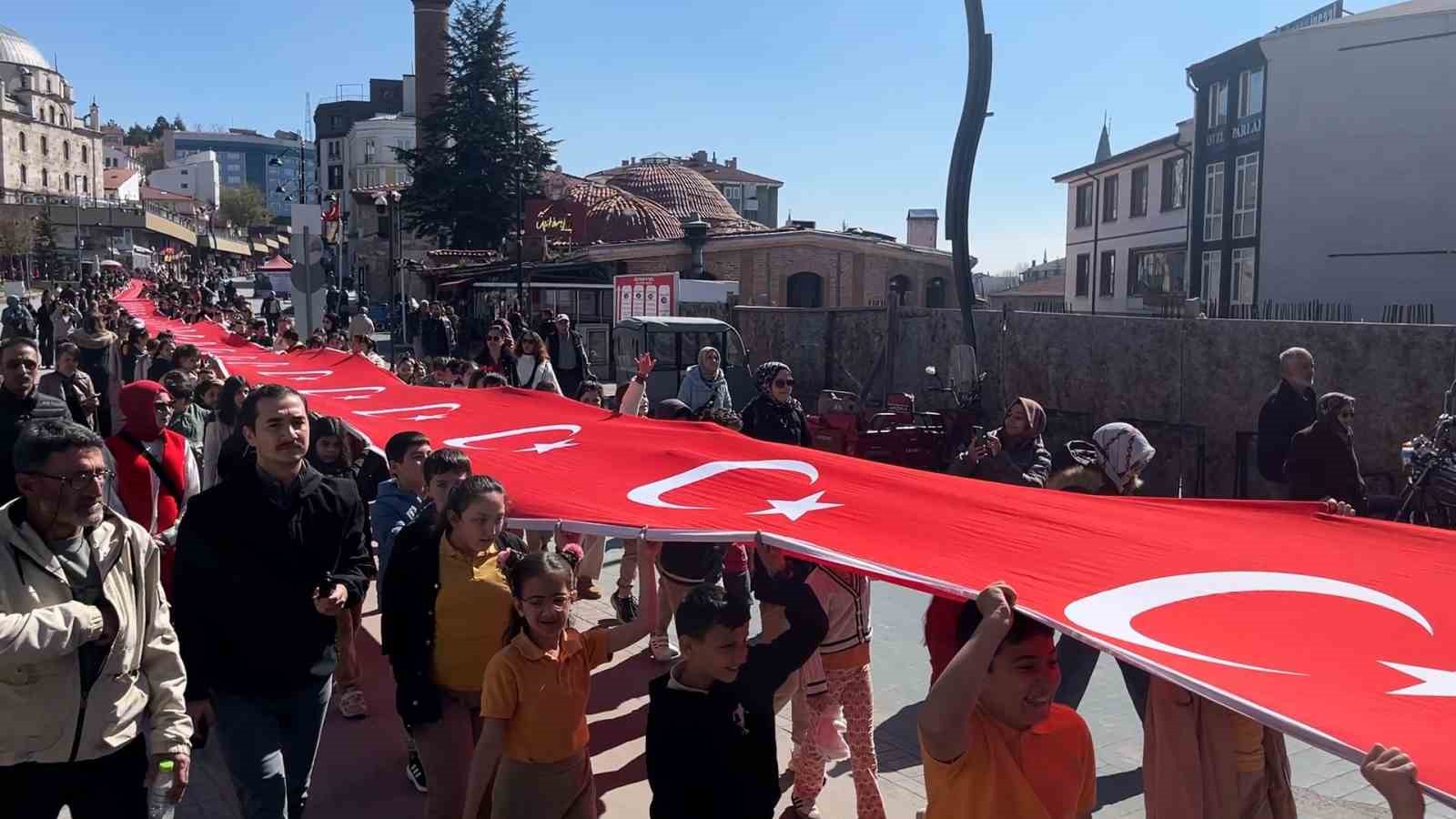 Bolu’da öğrenciler 200 metrelik Türk bayrağıyla caddede yürüdü
