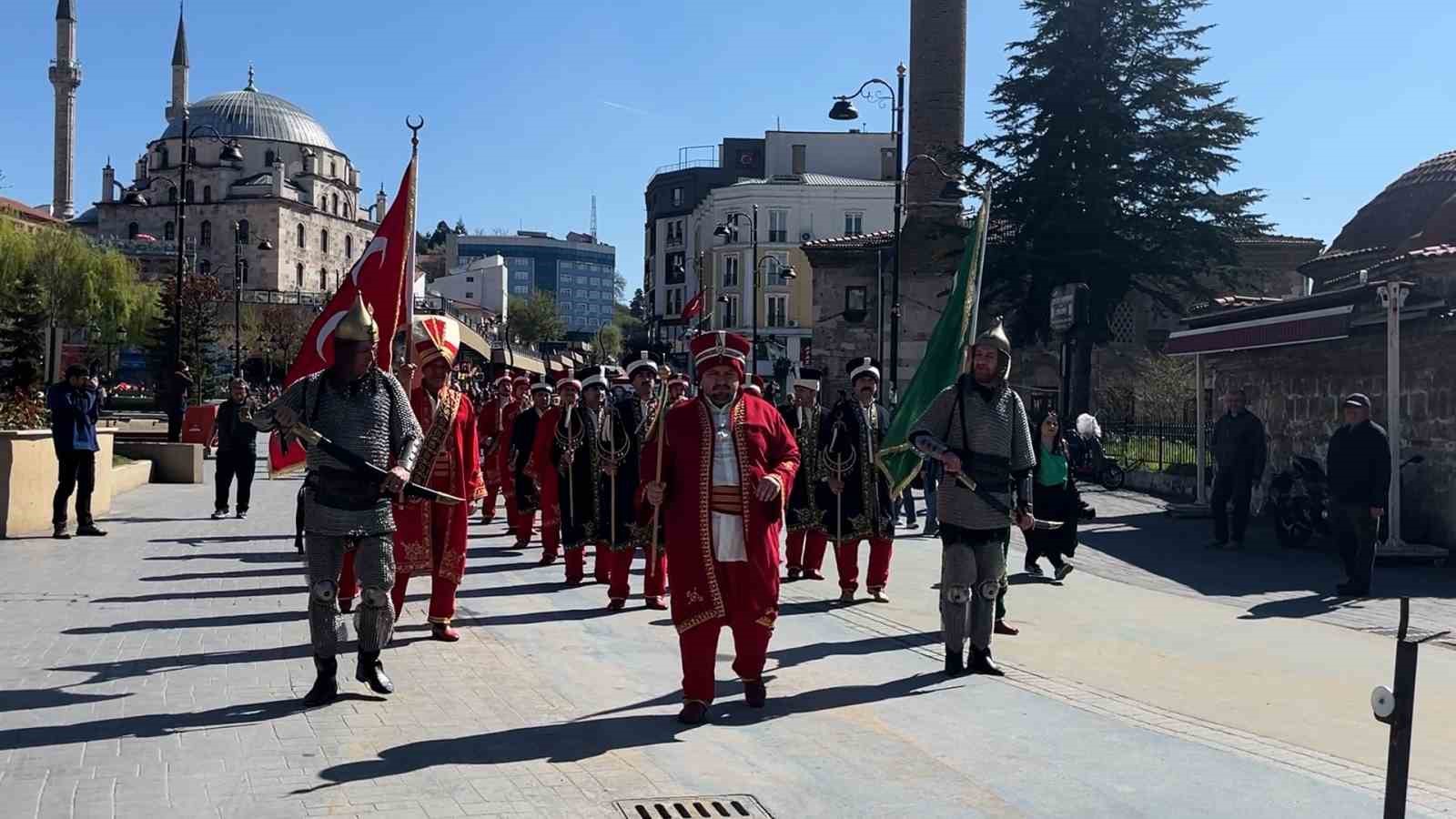 Bolu’da öğrenciler 200 metrelik Türk bayrağıyla caddede yürüdü
