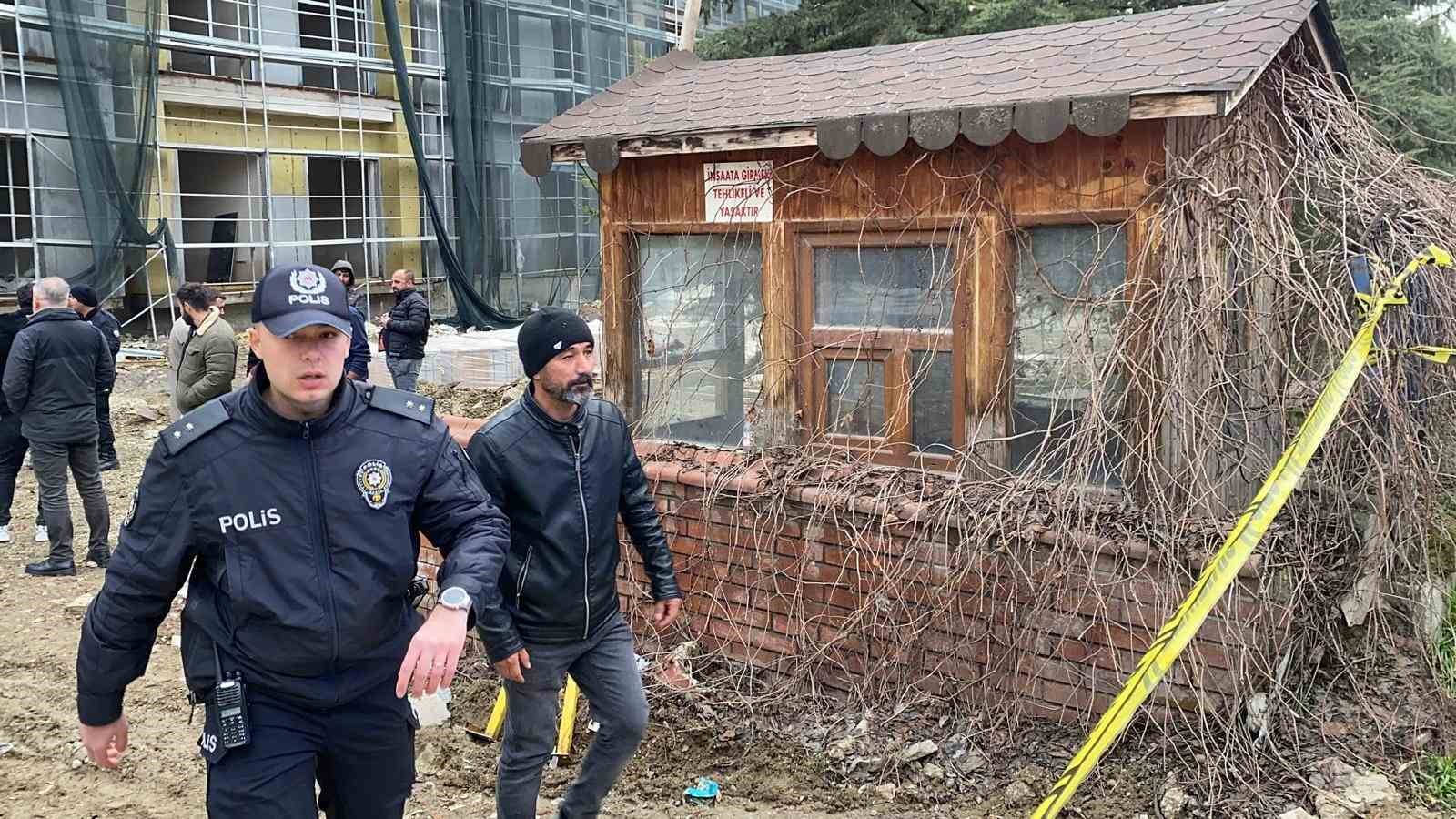 Bolu’da okul inşaatında işçiler parasını alamayınca çatıya çıktı
