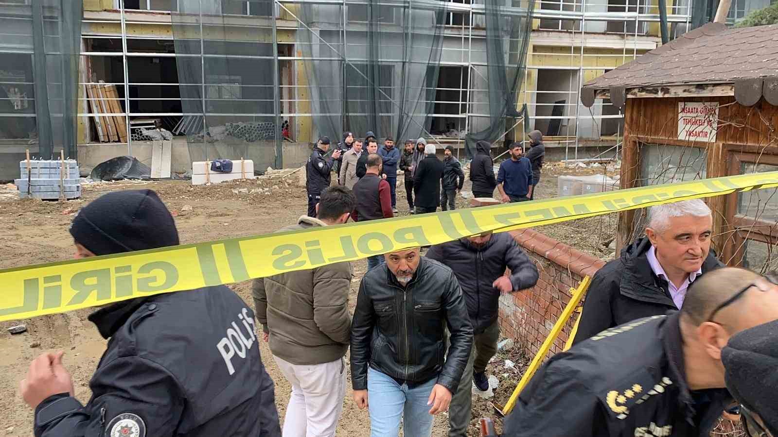 Bolu’da okul inşaatında işçiler parasını alamayınca çatıya çıktı
