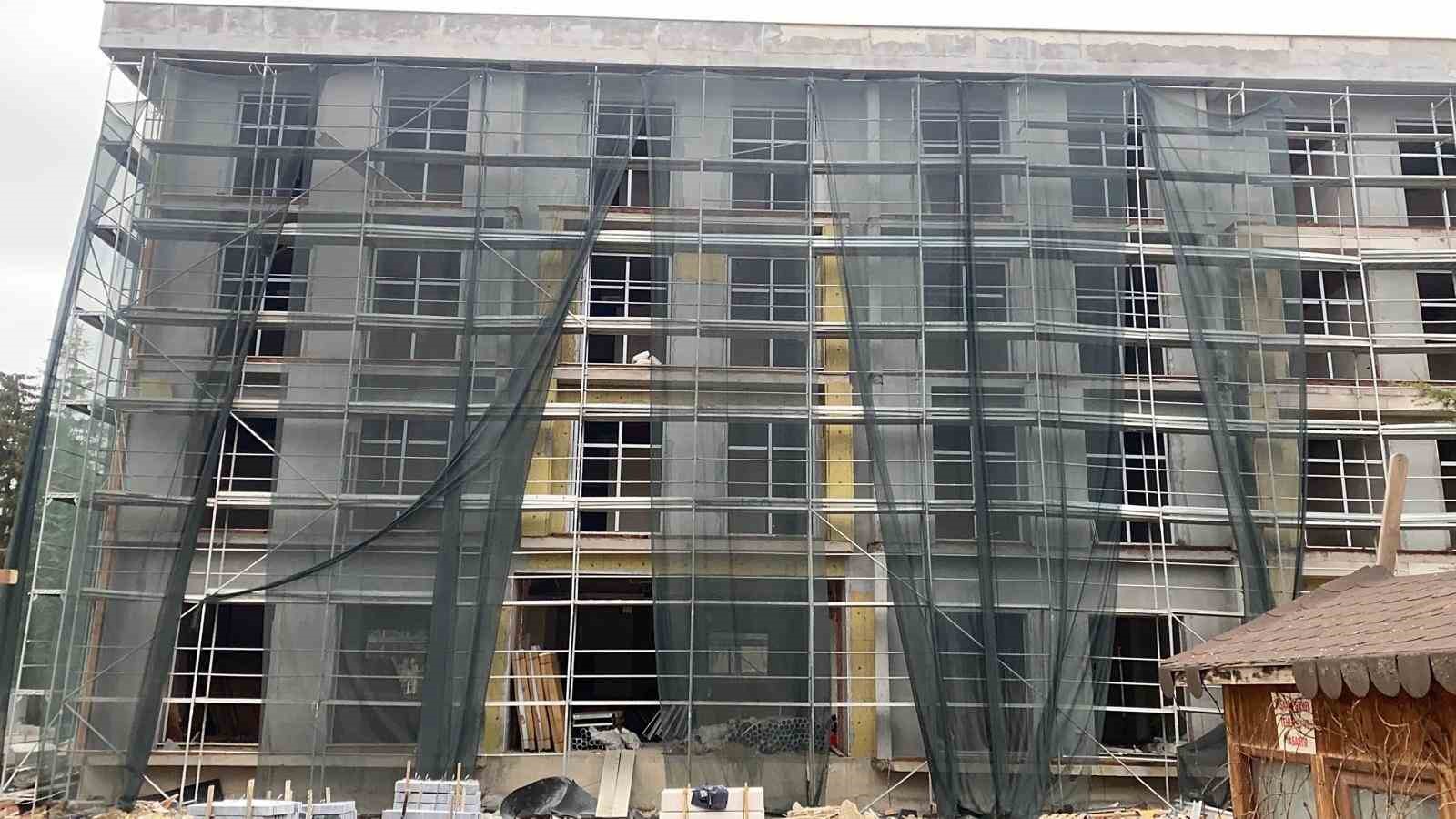 Bolu’da okul inşaatında işçiler parasını alamayınca çatıya çıktı
