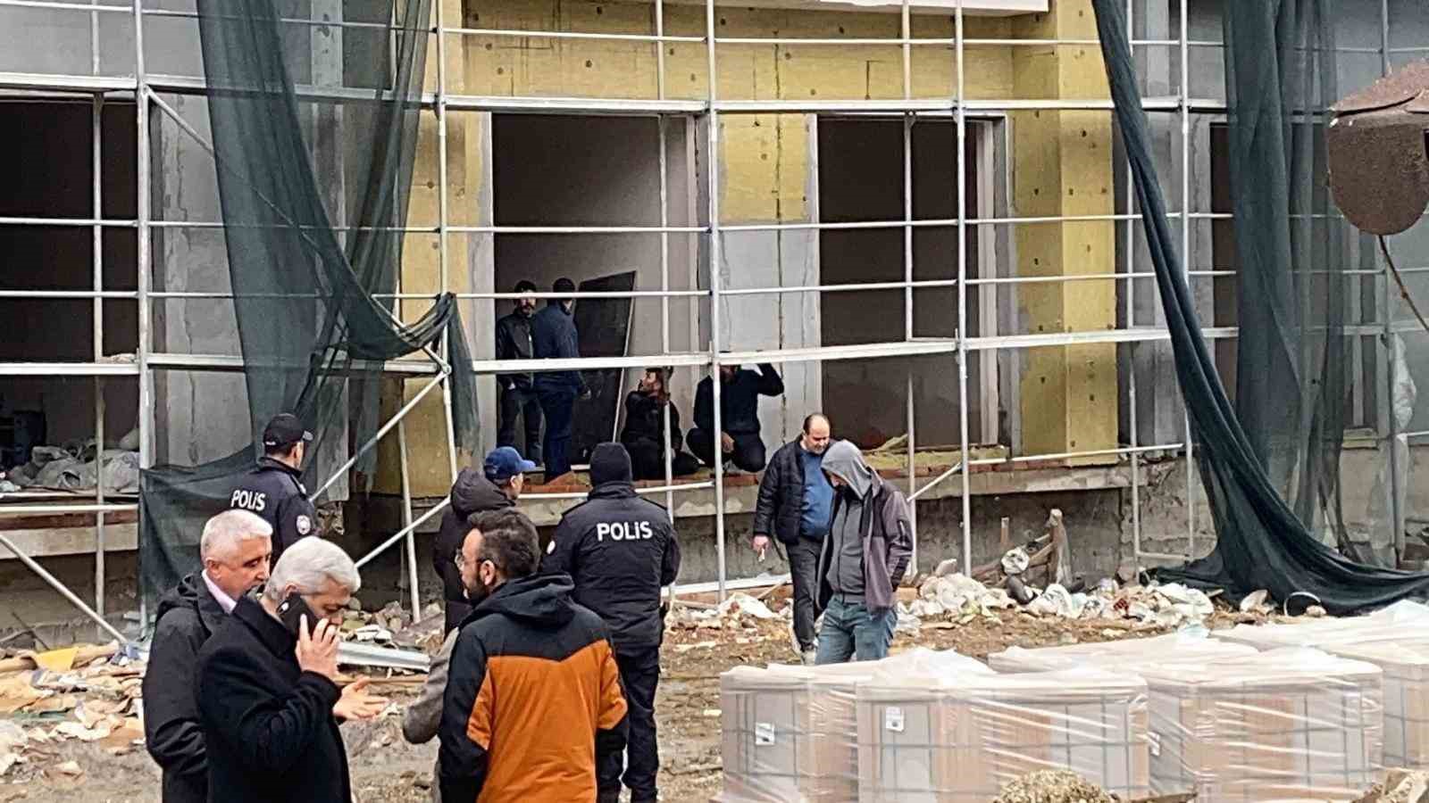 Bolu’da okul inşaatında işçiler parasını alamayınca çatıya çıktı
