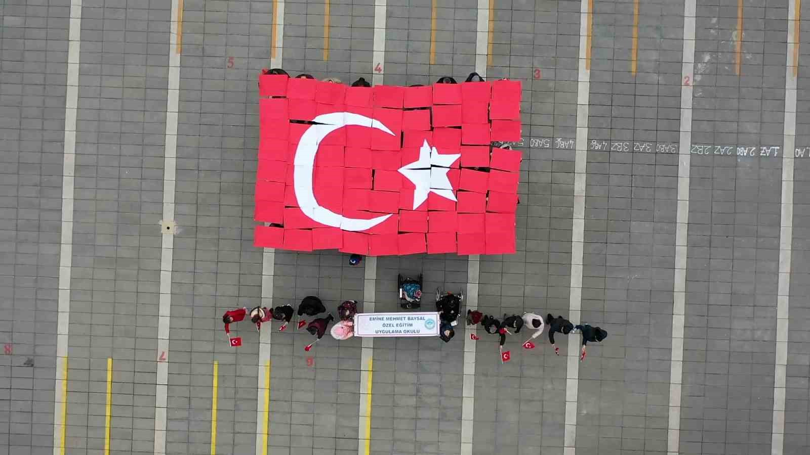 Bolu’da özel öğrencilerden anlamlı bayrak koreografisi
