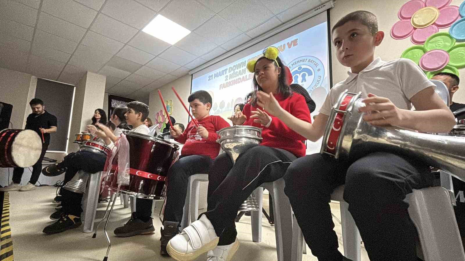 Bolu’da özel öğrencilerden renkli kutlama: Darbuka şovu alkış aldı
