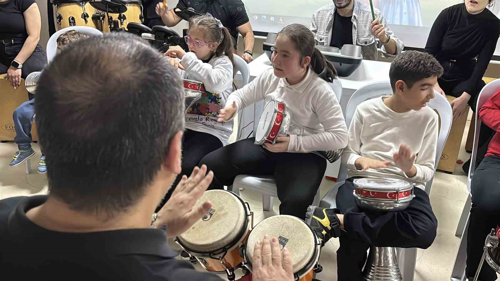 Bolu’da özel öğrencilerden renkli kutlama: Darbuka şovu alkış aldı
