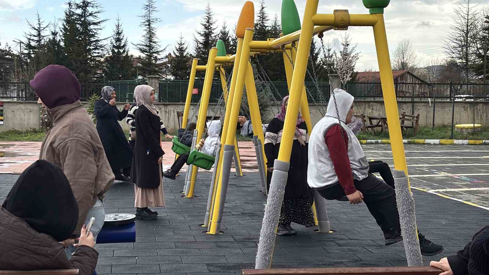 Bolu’da özel öğrencilerden renkli kutlama: Darbuka şovu alkış aldı
