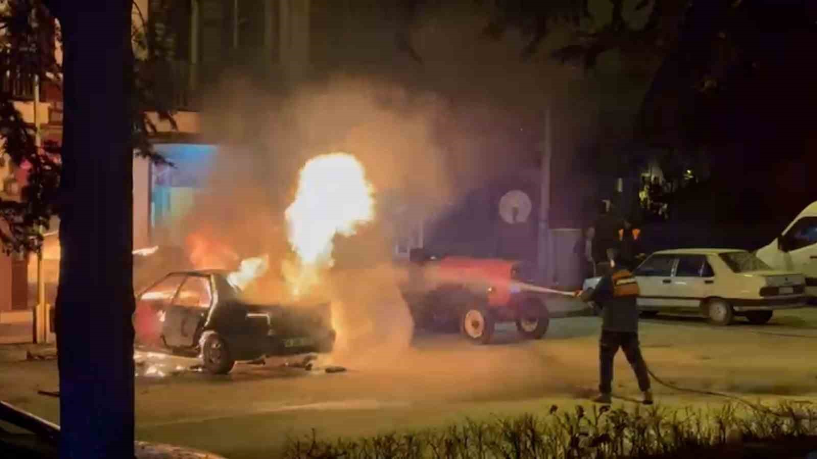 Bolu’da park halindeki otomobil alev alev yandı
