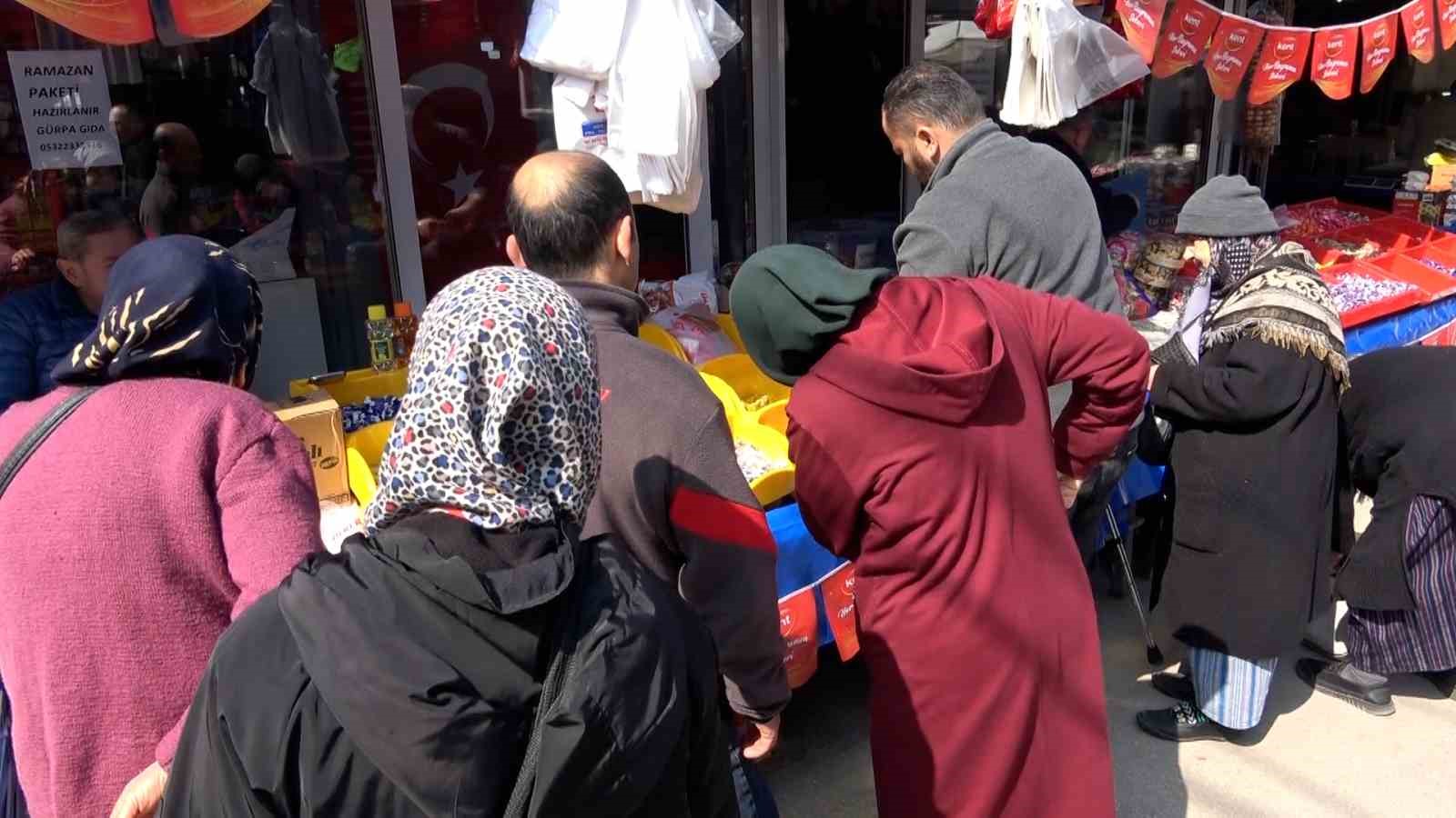 Bolu’da pazar tezgahları bayram şekerleriyle renklendi
