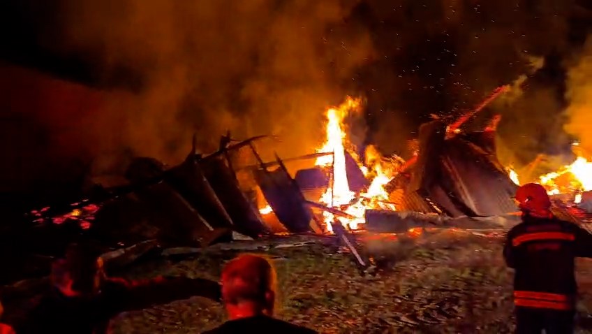 Bolu’da samanlığa yıldırım düştü: Samanlık ve traktör alev alev yandı
