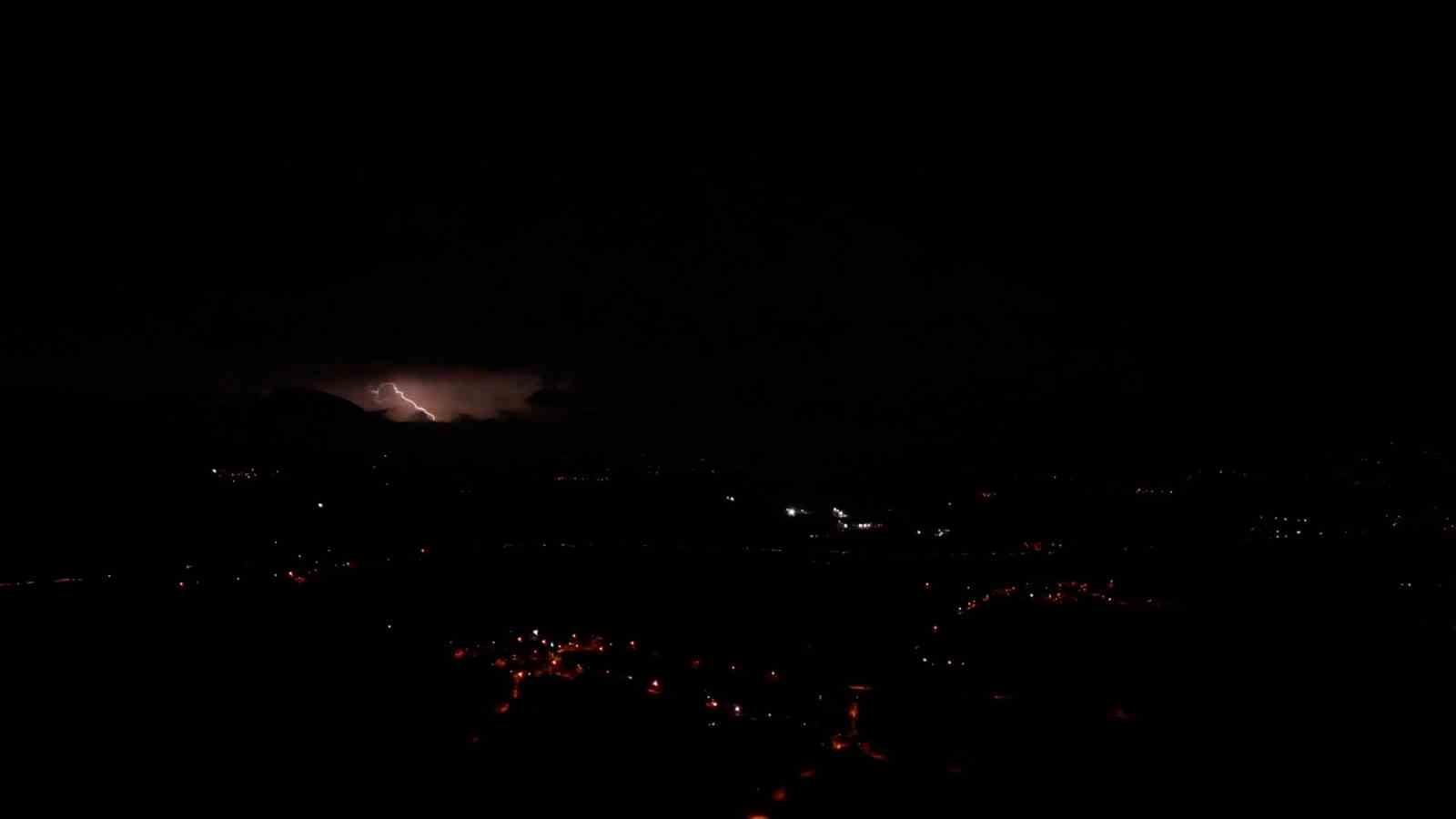 Bolu’da şimşekler geceyi aydınlattı
