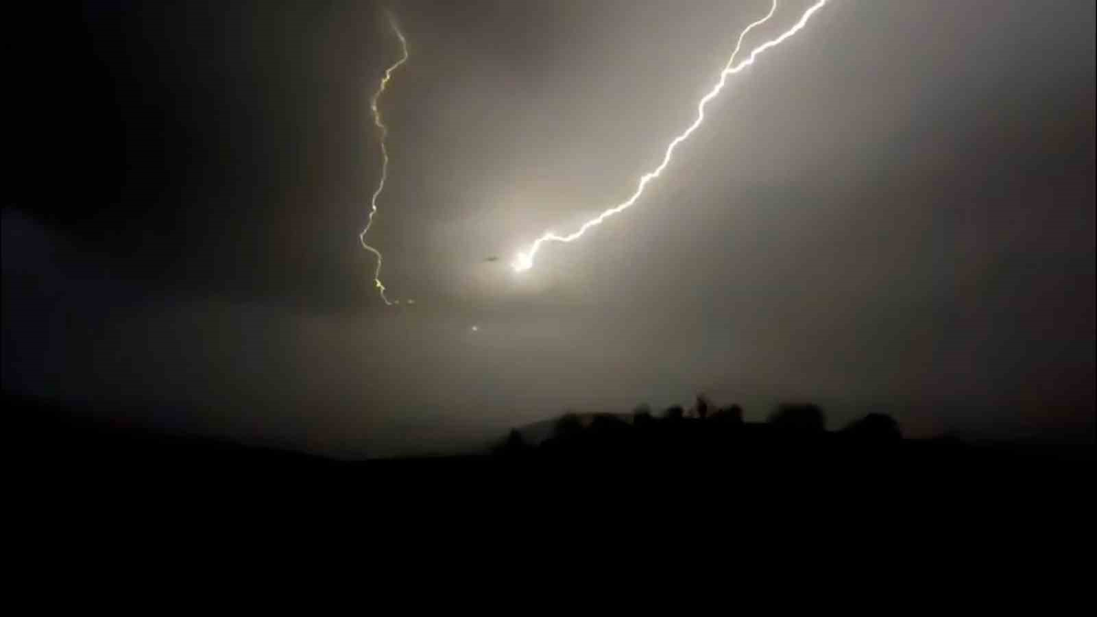 Bolu’da şimşekler geceyi aydınlattı
