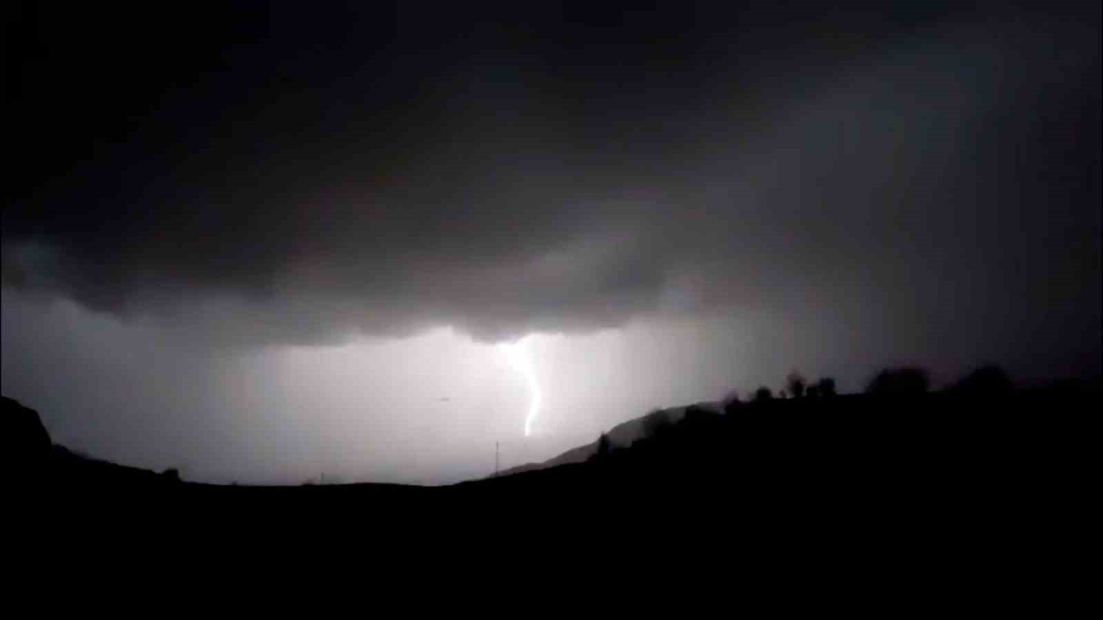 Bolu’da şimşekler geceyi aydınlattı
