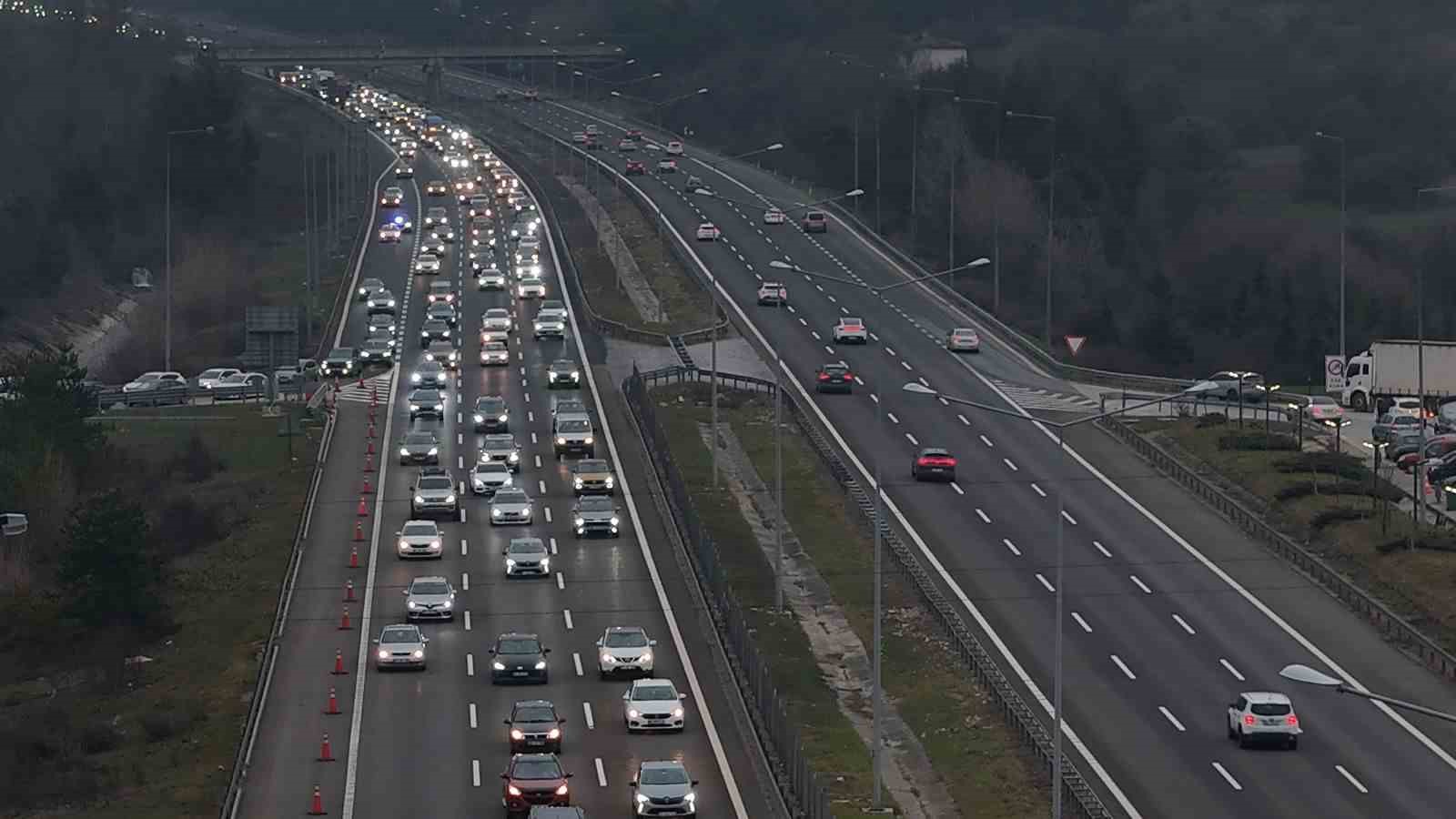 Bolu’da tatilcilerin dönüş yoğunluğu: Kilometrelerce araç kuyruğu oluştu
