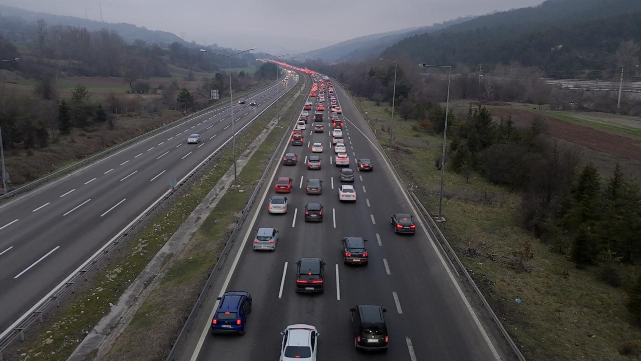 Bolu’da tatilcilerin dönüş yoğunluğu: Kilometrelerce araç kuyruğu oluştu
