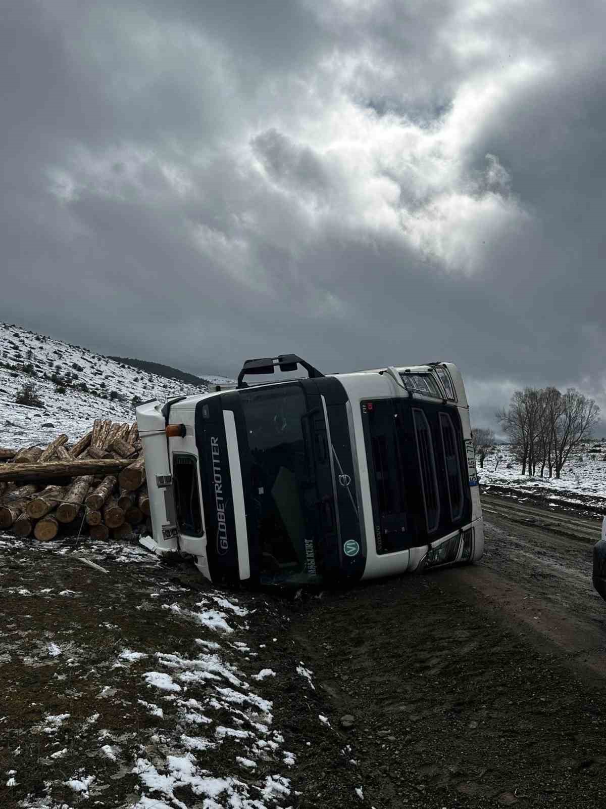 Bolu’da tomruk yüklü tır devrildi: 1 yaralı
