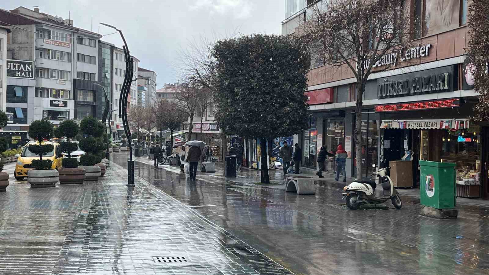 Bolu’da yağmur ve fırtına etkili oldu
