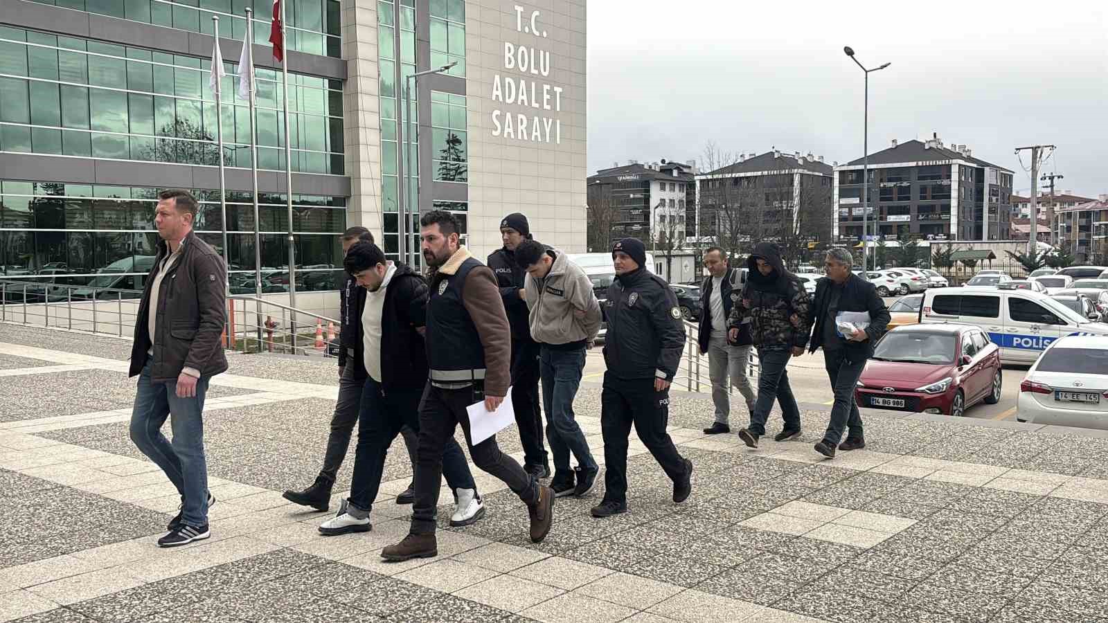 Bolu’da yaşlı çifti "polisiz" diyerek 2,3 milyon lira dolandırdılar
