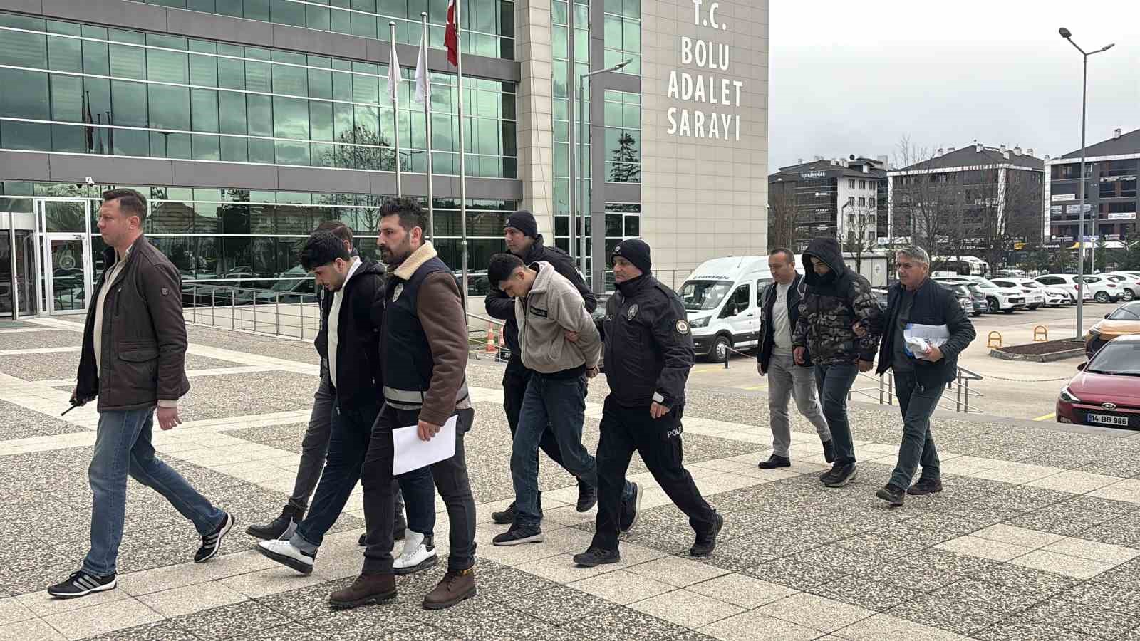 Bolu’da yaşlı çifti "polisiz" diyerek 2,3 milyon lira dolandırdılar
