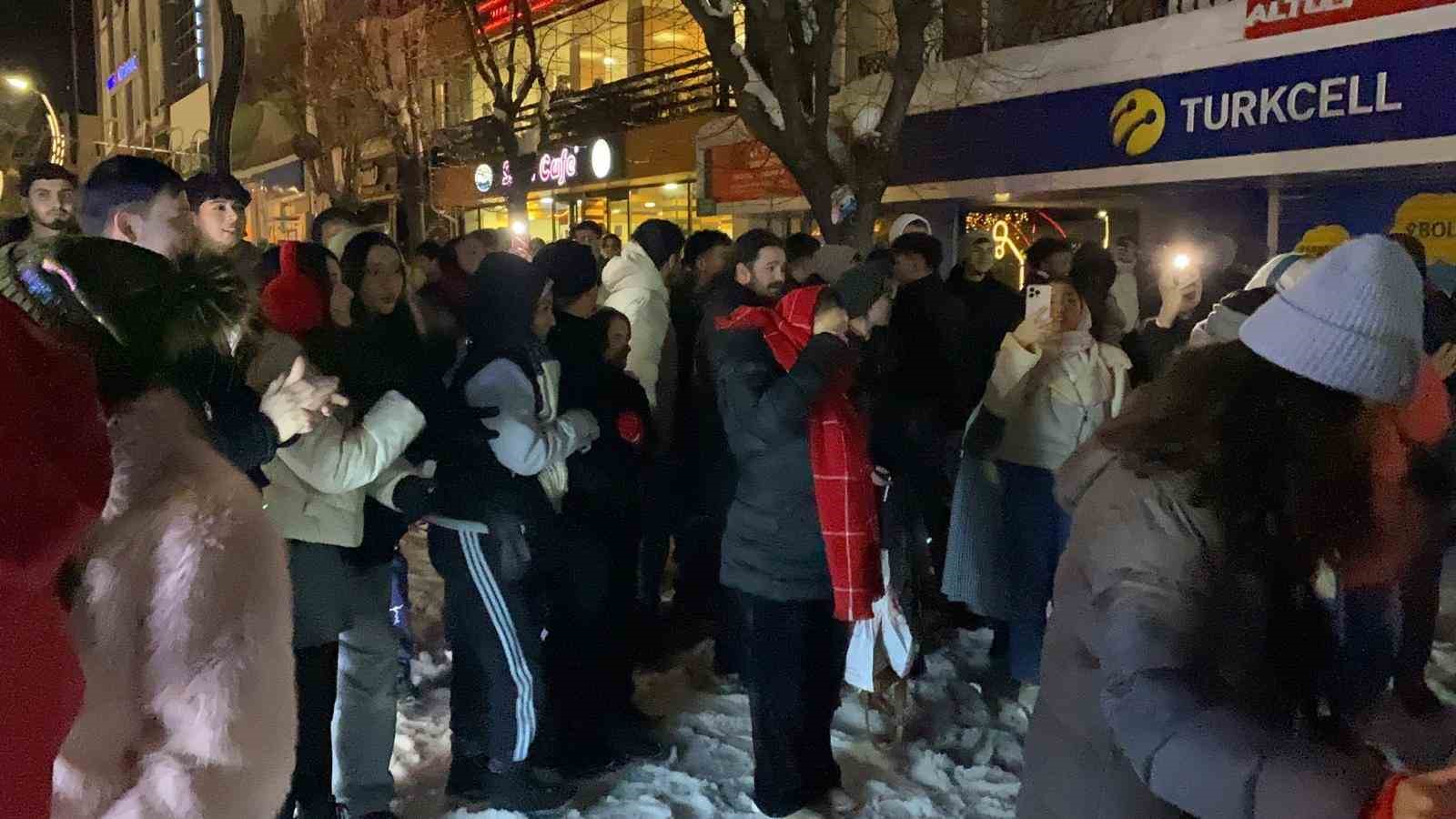 Bolu’da yeni yıl coşkusu: Kimisi oyun havasıyla, kimisi evlilik teklifiyle 2026’ya girdi
